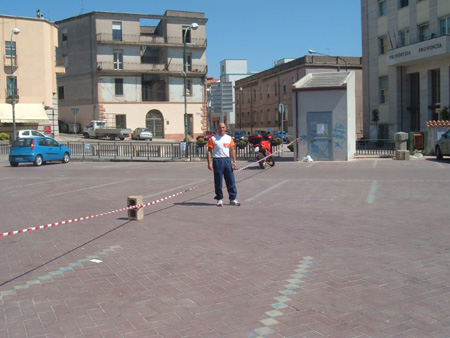 070 - Bustianu medita sul colore blu delle strisce dei parcheggi