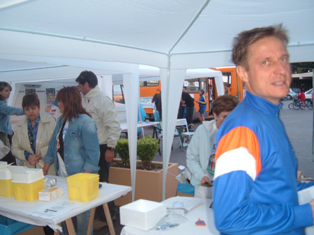 096 - Luca Speciani gira per gli stand